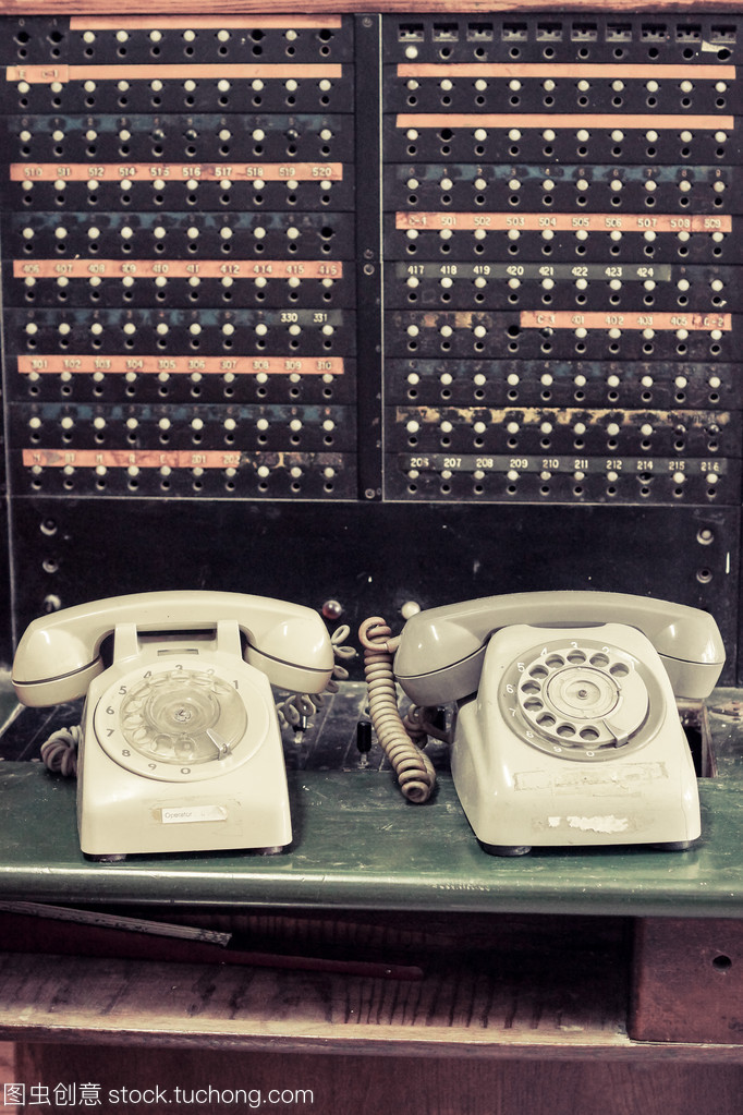 老電話總機與電話交換機 通訊技術的演進